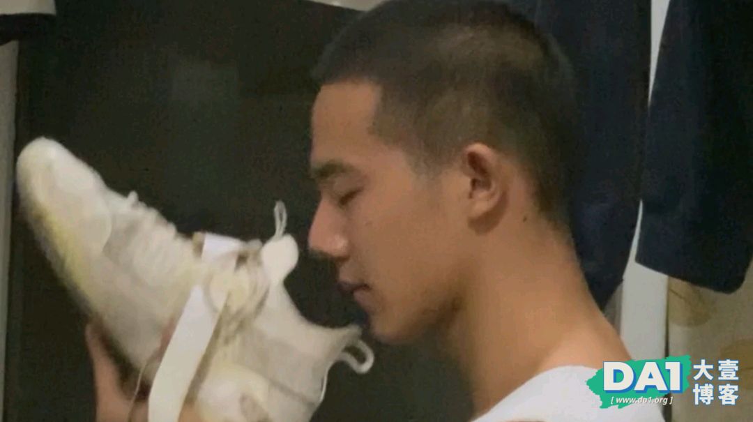 网吧抓拍到光着膀子的寸头肌肉帅哥，很帅气哦-大壹博客