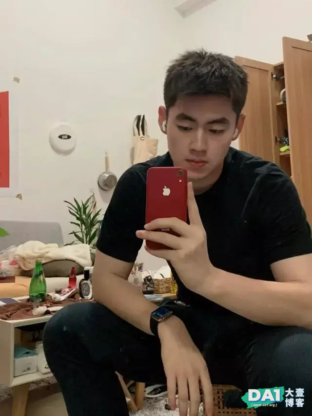 这枚身高186的东北大男孩,白白净净的模样真是可爱 这枚身高186的东北大男孩,白白净净的模样真是可爱