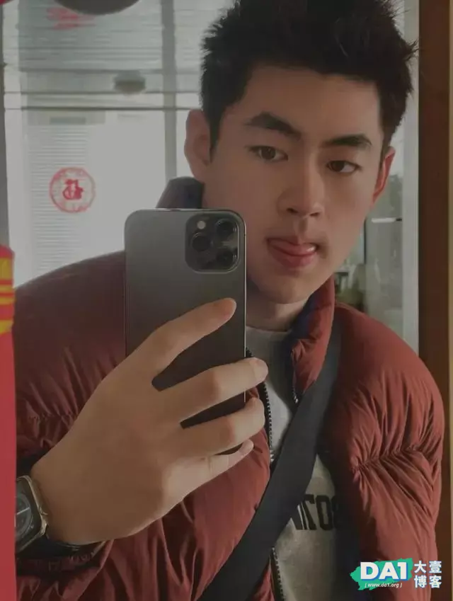 这枚身高186的东北大男孩,白白净净的模样真是可爱 这枚身高186的东北大男孩,白白净净的模样真是可爱