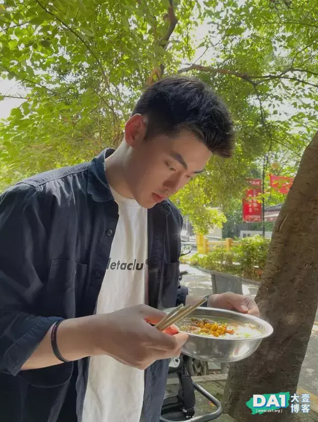 这枚身高186的东北大男孩,白白净净的模样真是可爱 这枚身高186的东北大男孩,白白净净的模样真是可爱