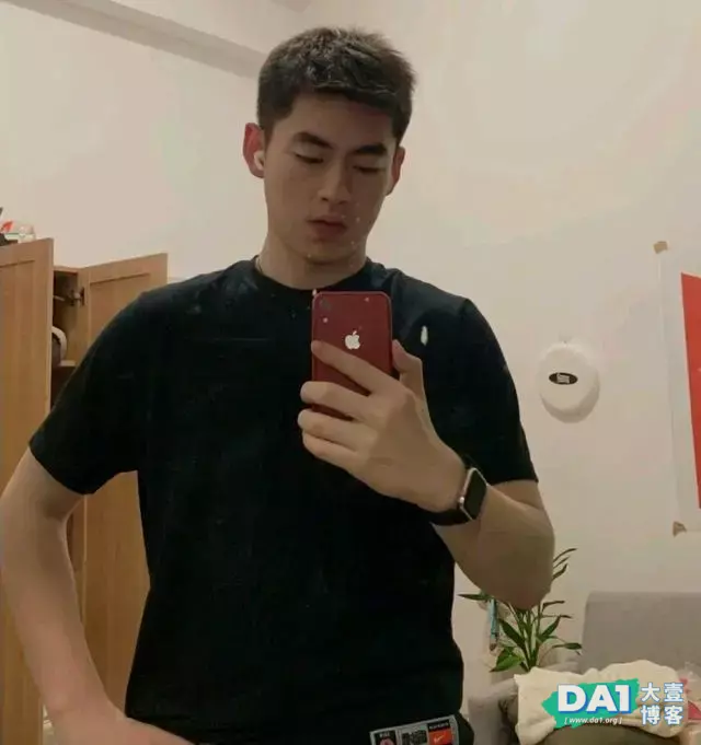 这枚身高186的东北大男孩,白白净净的模样真是可爱 这枚身高186的东北大男孩,白白净净的模样真是可爱