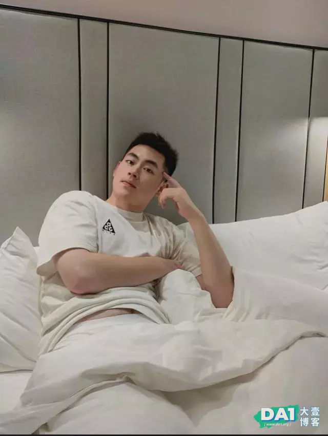 这枚身高186的东北大男孩,白白净净的模样真是可爱 这枚身高186的东北大男孩,白白净净的模样真是可爱