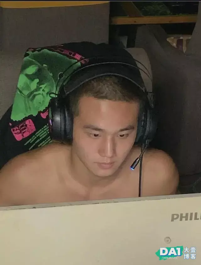 网吧抓拍到光着膀子的寸头肌肉帅哥,很帅气哦 网吧抓拍到光着膀子的寸头肌肉帅哥,很帅气哦