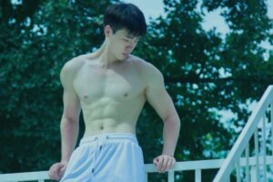 抓拍皮肤白皙透亮的肌肉“小狼狗”-大壹博客
