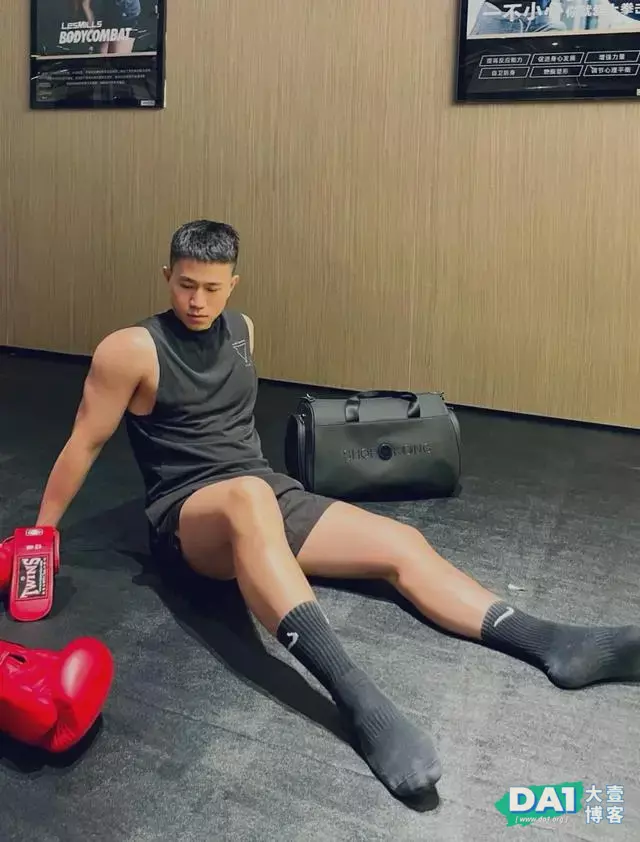 黑袜控、白袜控你喜欢的这枚肌肉“小狼狗他都有” 黑袜控、白袜控你喜欢的这枚肌肉“小狼狗他都有”