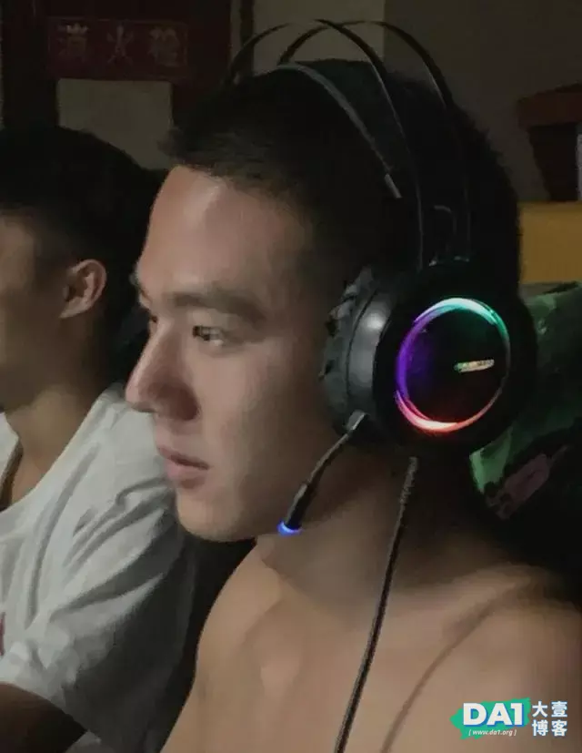 网吧抓拍到光着膀子的寸头肌肉帅哥,很帅气哦 网吧抓拍到光着膀子的寸头肌肉帅哥,很帅气哦