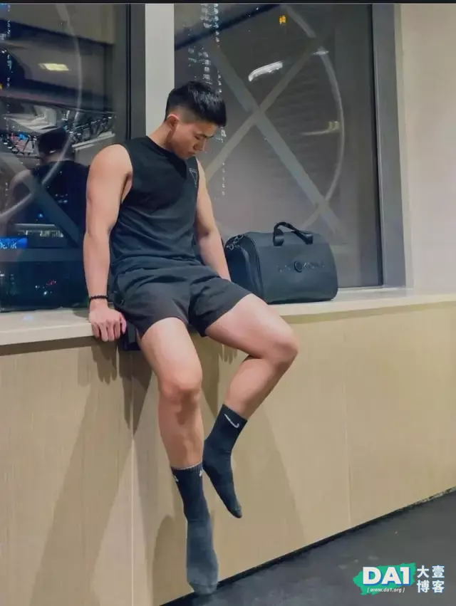 黑袜控、白袜控你喜欢的这枚肌肉“小狼狗他都有” 黑袜控、白袜控你喜欢的这枚肌肉“小狼狗他都有”