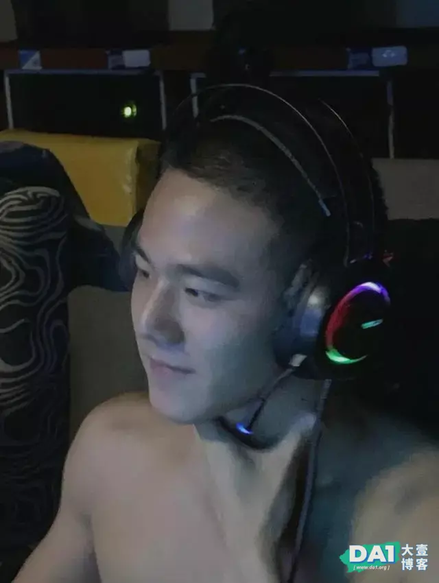 网吧抓拍到光着膀子的寸头肌肉帅哥,很帅气哦 网吧抓拍到光着膀子的寸头肌肉帅哥,很帅气哦