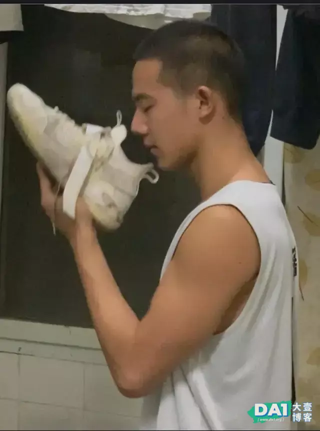 网吧抓拍到光着膀子的寸头肌肉帅哥,很帅气哦 网吧抓拍到光着膀子的寸头肌肉帅哥,很帅气哦
