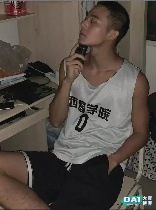 网吧抓拍到光着膀子的寸头肌肉帅哥,很帅气哦 网吧抓拍到光着膀子的寸头肌肉帅哥,很帅气哦