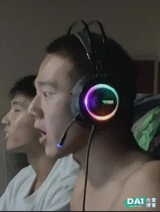 网吧抓拍到光着膀子的寸头肌肉帅哥,很帅气哦 网吧抓拍到光着膀子的寸头肌肉帅哥,很帅气哦