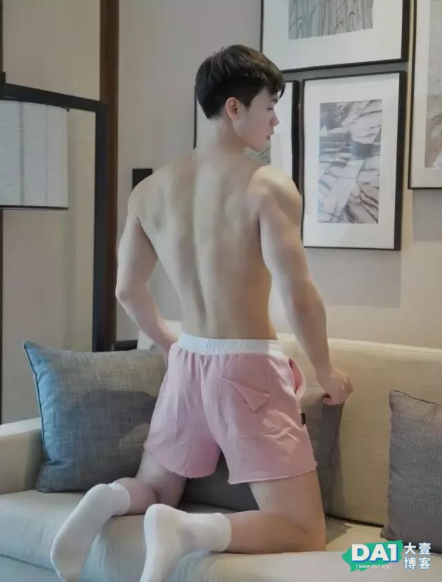抓拍皮肤白皙透亮的肌肉“小狼狗” 抓拍皮肤白皙透亮的肌肉“小狼狗”