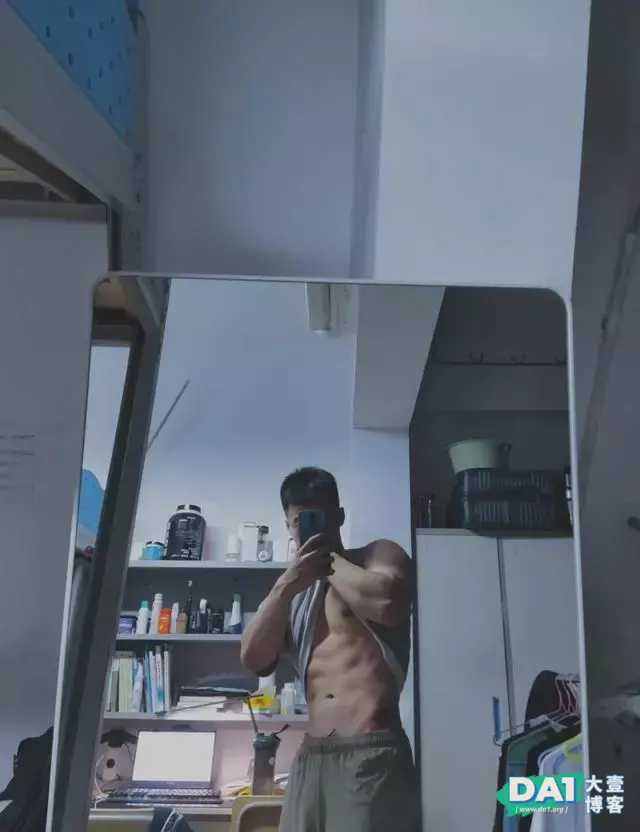 被这枚体育学院的肌肉型男圈粉了 被这枚体育学院的肌肉型男圈粉了