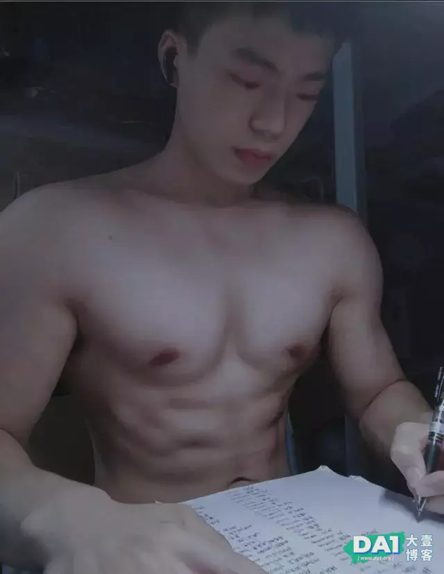 被这枚体育学院的肌肉型男圈粉了 被这枚体育学院的肌肉型男圈粉了