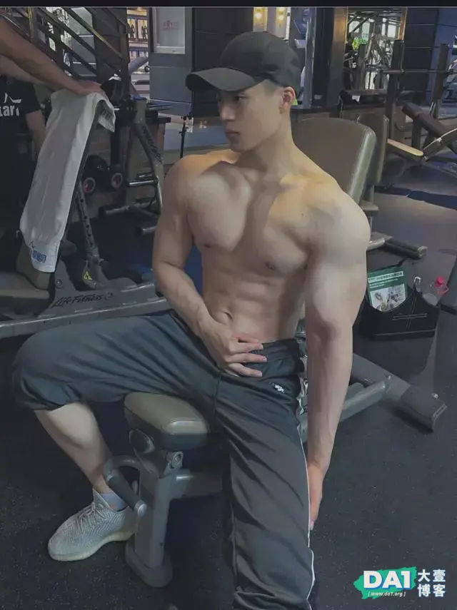 被这枚体育学院的肌肉型男圈粉了 被这枚体育学院的肌肉型男圈粉了
