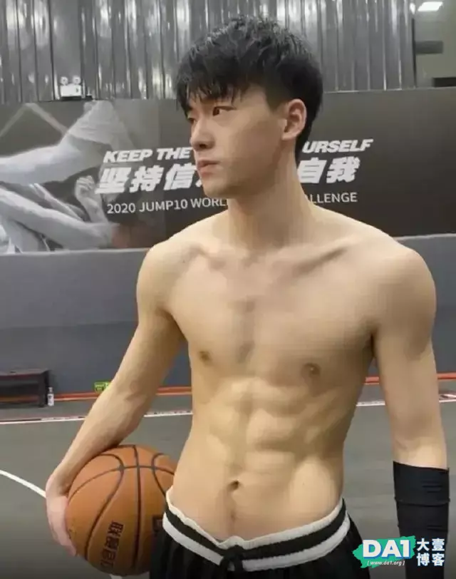 鲜嫩可口的肌肉小狼狗,腹肌很养眼哦 鲜嫩可口的肌肉小狼狗,腹肌很养眼哦