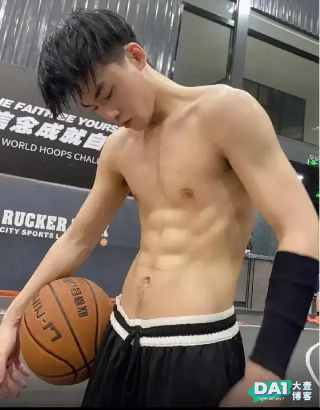鲜嫩可口的肌肉小狼狗,腹肌很养眼哦 鲜嫩可口的肌肉小狼狗,腹肌很养眼哦