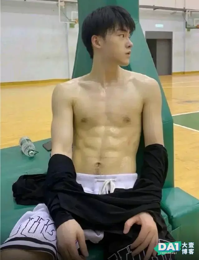 鲜嫩可口的肌肉小狼狗,腹肌很养眼哦 鲜嫩可口的肌肉小狼狗,腹肌很养眼哦
