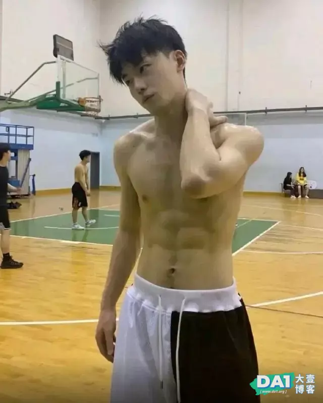 鲜嫩可口的肌肉小狼狗,腹肌很养眼哦 鲜嫩可口的肌肉小狼狗,腹肌很养眼哦
