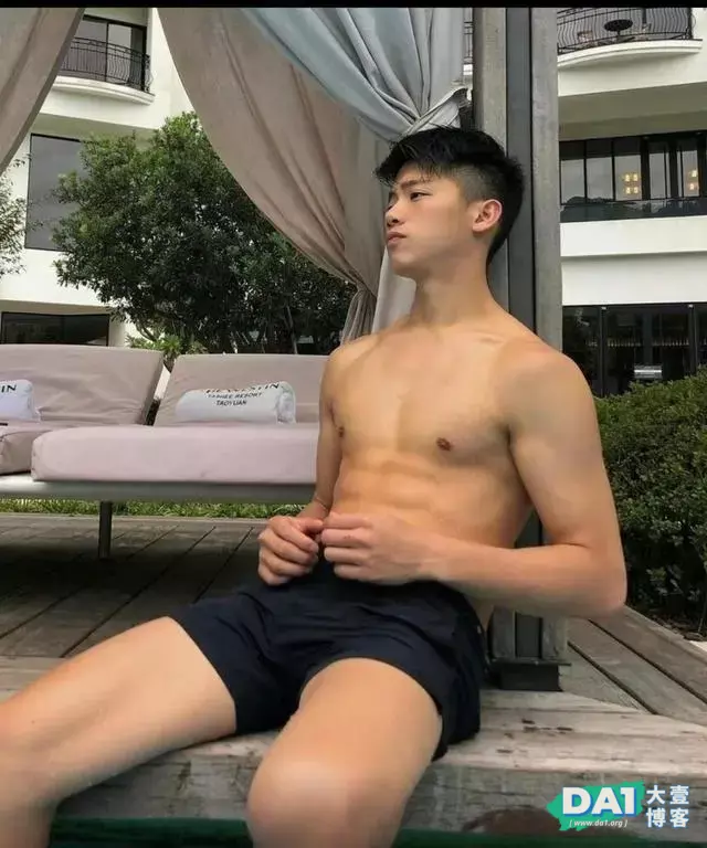 鲜嫩可口的肌肉小狼狗,腹肌很养眼哦 鲜嫩可口的肌肉小狼狗,腹肌很养眼哦