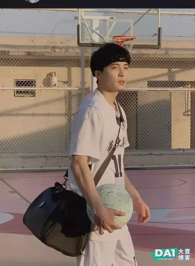 球场上的篮球少年,阳光帅气的很养眼哦 球场上的篮球少年,阳光帅气的很养眼哦