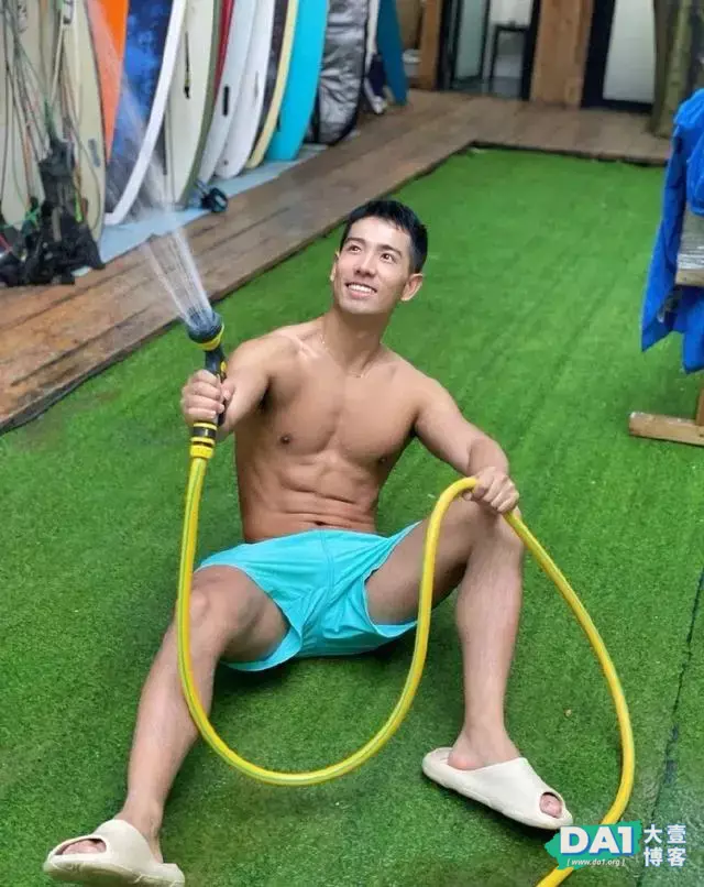 黑皮肌肉男发冲凉照,太可爱了! 黑皮肌肉男发冲凉照,太可爱了!