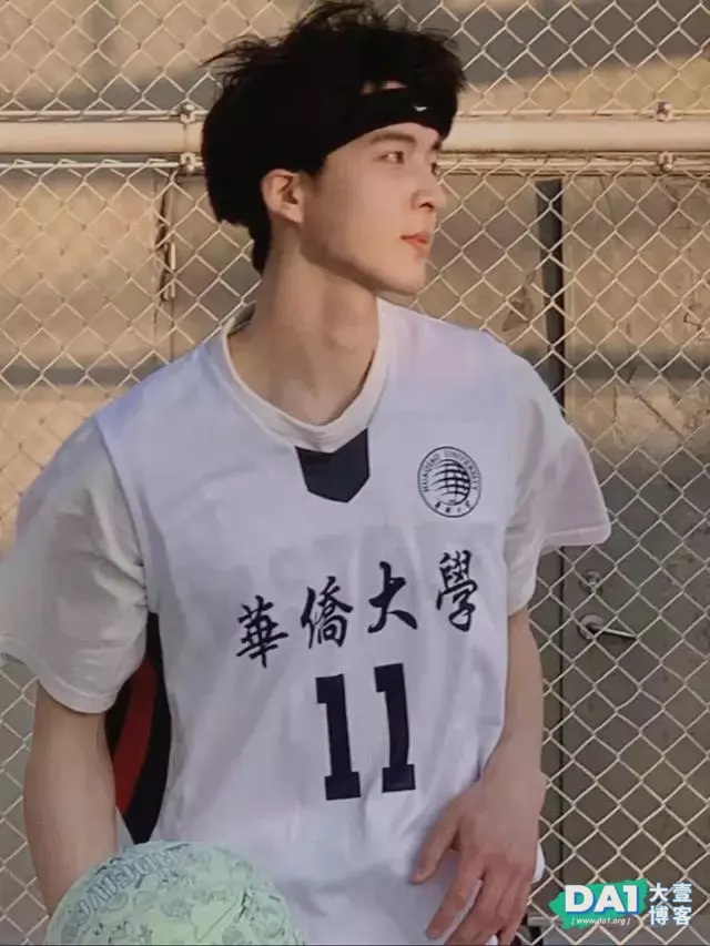 球场上的篮球少年,阳光帅气的很养眼哦 球场上的篮球少年,阳光帅气的很养眼哦