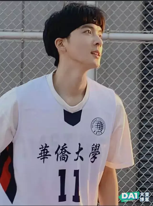 球场上的篮球少年,阳光帅气的很养眼哦 球场上的篮球少年,阳光帅气的很养眼哦