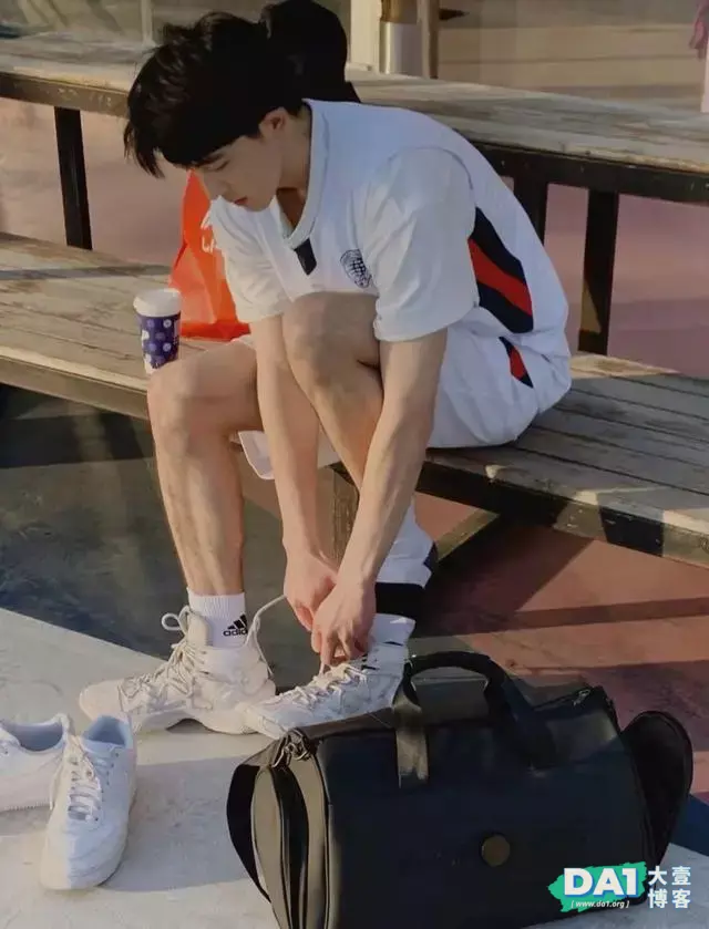 球场上的篮球少年,阳光帅气的很养眼哦 球场上的篮球少年,阳光帅气的很养眼哦
