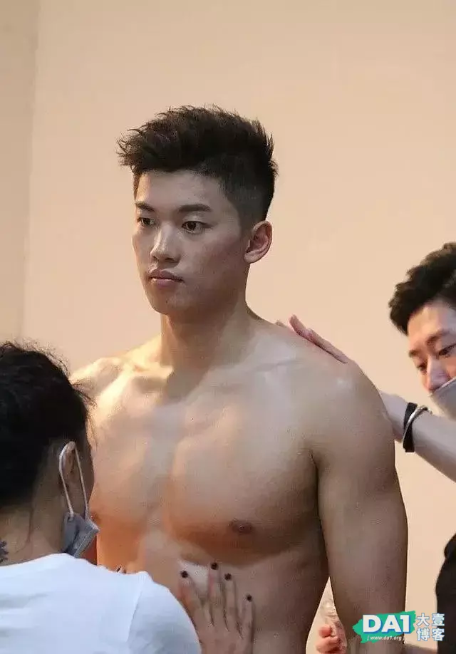 汪顺192CM肌肉大长腿被刷屏,这身材多少人馋了? 汪顺192CM肌肉大长腿被刷屏,这身材多少人馋了?