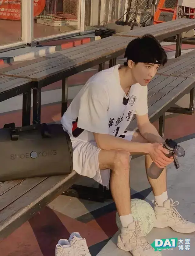 球场上的篮球少年,阳光帅气的很养眼哦 球场上的篮球少年,阳光帅气的很养眼哦