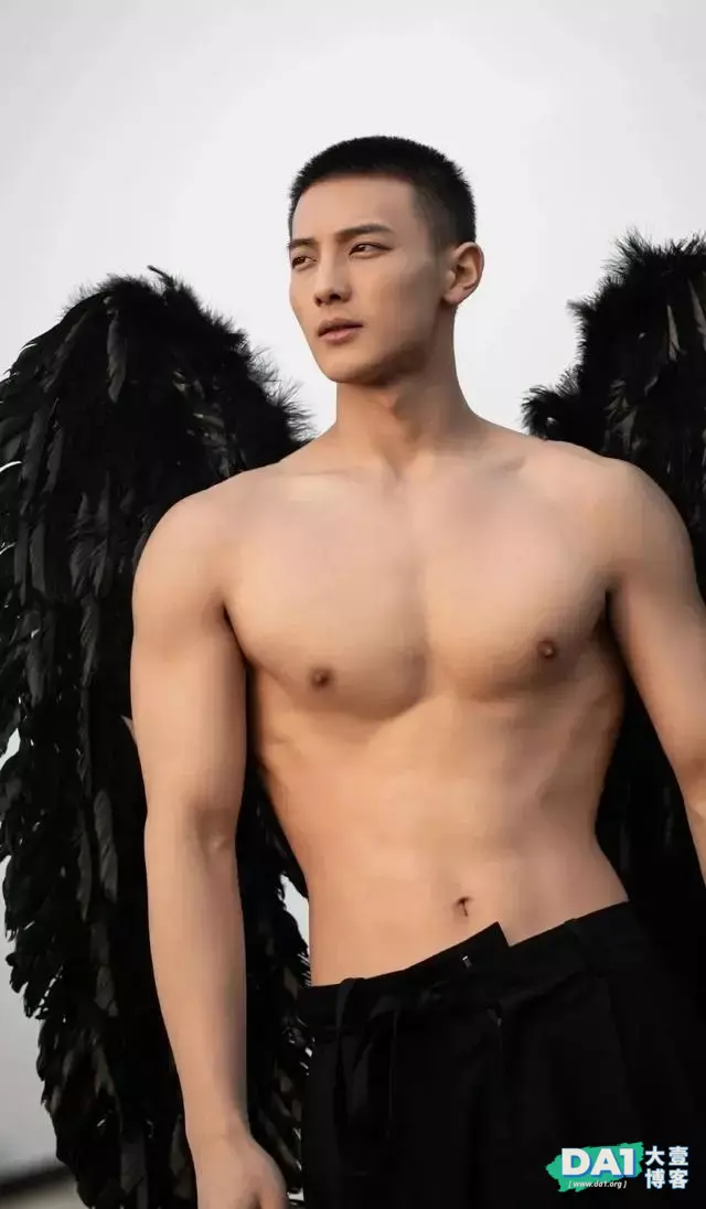 寸头肌肉小狼狗火了,网友:就是馋他的身子! 寸头肌肉小狼狗火了,网友:就是馋他的身子!