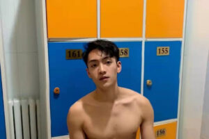 抓拍健身房更衣室肌肉男换衣服，身材真不错-大壹博客