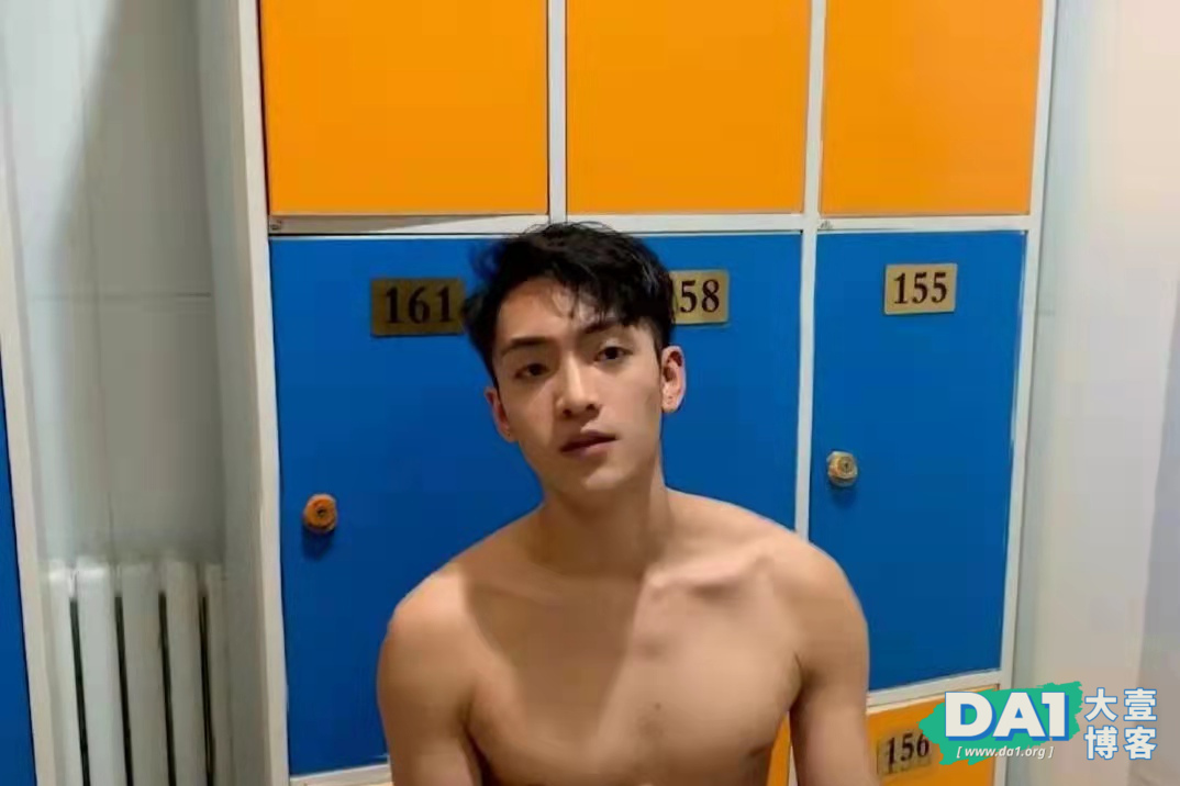抓拍健身房更衣室肌肉男换衣服，身材真不错-大壹博客