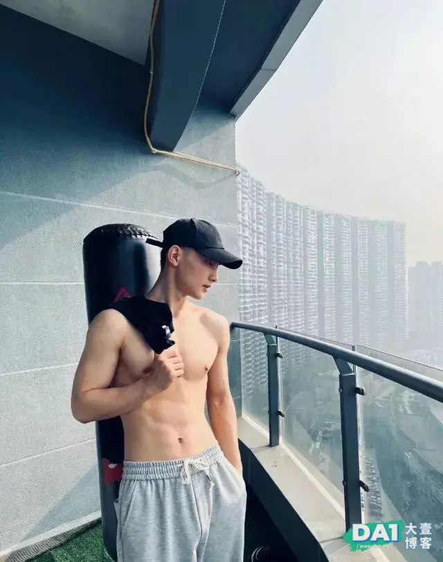 寸头肌肉小狼狗火了,网友:就是馋他的身子! 寸头肌肉小狼狗火了,网友:就是馋他的身子!