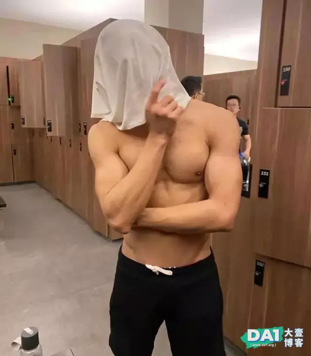 抓拍健身房更衣室肌肉男换衣服,身材真不错 抓拍健身房更衣室肌肉男换衣服,身材真不错