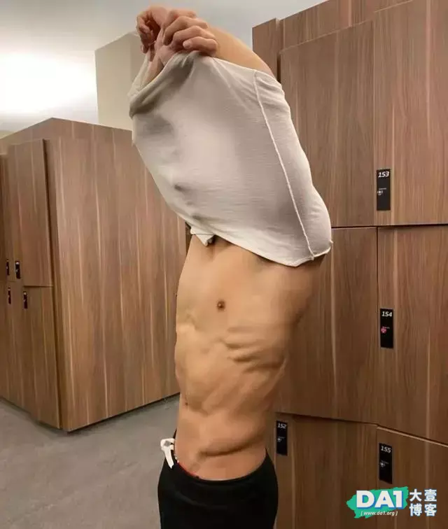 抓拍健身房更衣室肌肉男换衣服,身材真不错 抓拍健身房更衣室肌肉男换衣服,身材真不错