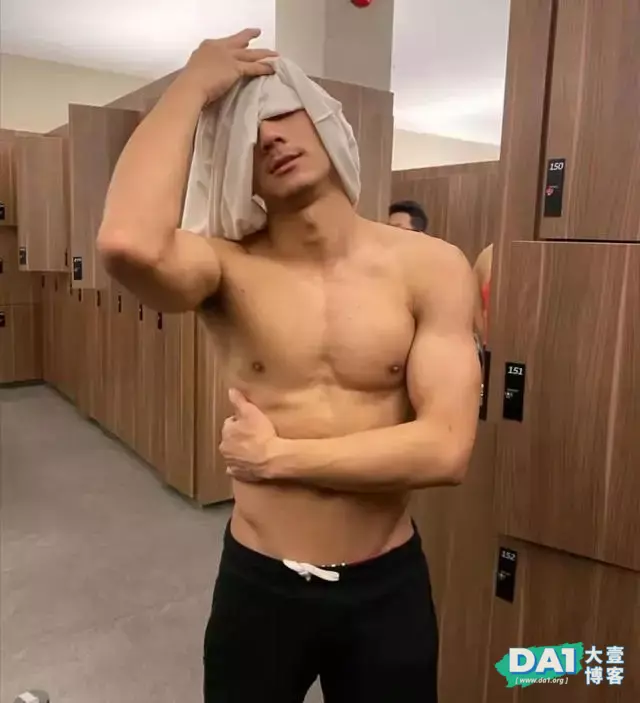 抓拍健身房更衣室肌肉男换衣服,身材真不错 抓拍健身房更衣室肌肉男换衣服,身材真不错