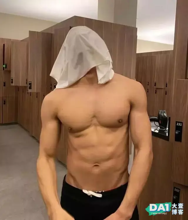 抓拍健身房更衣室肌肉男换衣服,身材真不错 抓拍健身房更衣室肌肉男换衣服,身材真不错