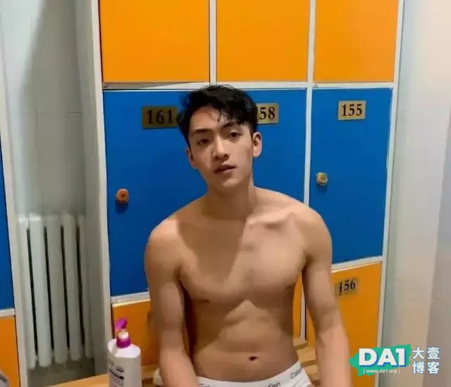 抓拍健身房更衣室肌肉男换衣服,身材真不错 抓拍健身房更衣室肌肉男换衣服,身材真不错