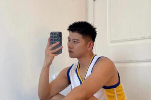 爱自拍的白袜运动男孩-大壹博客