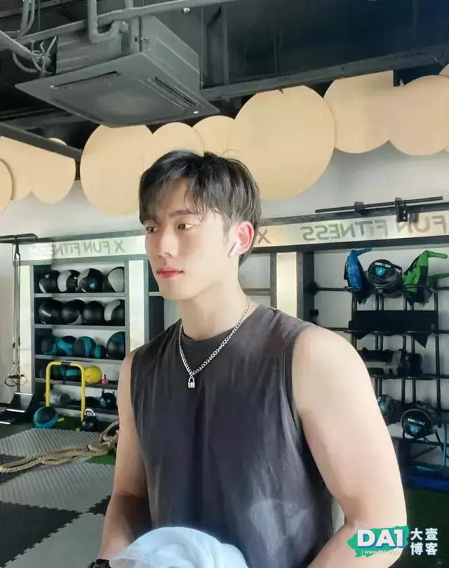 皮肤白皙的肌肉健身小哥,这是什么神仙身材呀! 皮肤白皙的肌肉健身小哥,这是什么神仙身材呀!