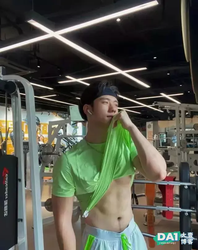 皮肤白皙的肌肉健身小哥,这是什么神仙身材呀! 皮肤白皙的肌肉健身小哥,这是什么神仙身材呀!
