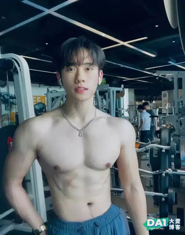 皮肤白皙的肌肉健身小哥,这是什么神仙身材呀! 皮肤白皙的肌肉健身小哥,这是什么神仙身材呀!