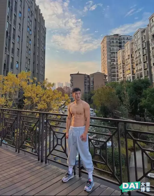肌肉帅哥光着膀子秀肌肉,身材健壮又迷人 肌肉帅哥光着膀子秀肌肉,身材健壮又迷人