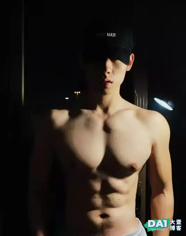 皮肤白皙的肌肉健身小哥,这是什么神仙身材呀! 皮肤白皙的肌肉健身小哥,这是什么神仙身材呀!