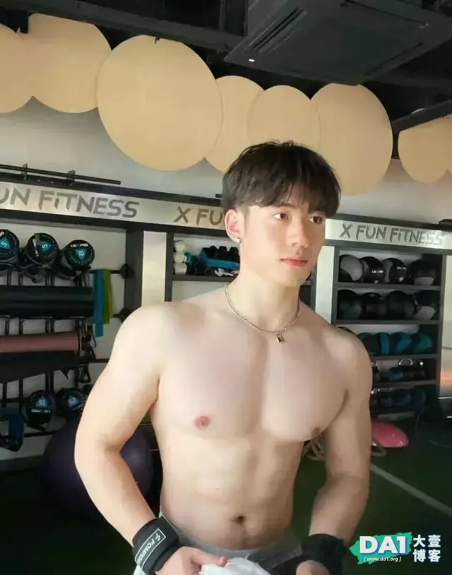 肌肉帅哥光着膀子秀肌肉,身材健壮又迷人 肌肉帅哥光着膀子秀肌肉,身材健壮又迷人