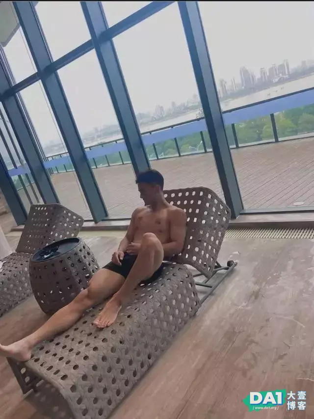 肌肉帅哥光着膀子秀肌肉,身材健壮又迷人 肌肉帅哥光着膀子秀肌肉,身材健壮又迷人