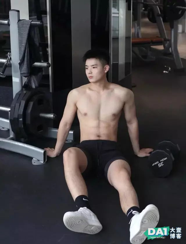 爱健身的肌肉直男,身材很不错哦 爱健身的肌肉直男,身材很不错哦