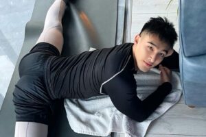 大秀腹肌和翘臀的肌肉帅哥-大壹博客